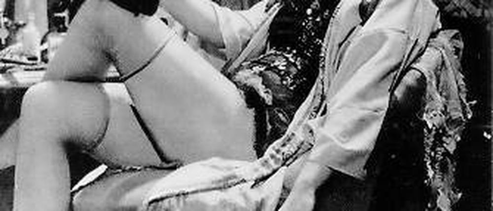 Schoßpüppchen. Marlene Dietrich mit ihrer Lenci am Rande der Dreharbeiten zum „Blauen Engel“.