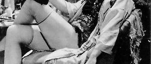 Schoßpüppchen. Marlene Dietrich mit ihrer Lenci am Rande der Dreharbeiten zum „Blauen Engel“.