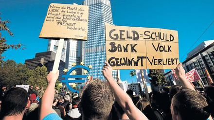 Der Euro in der Krise. Während Globalisierungskritiker in Frankfurt/Main auf die Straße gehen, werden in Wilhelmshorst Alternativen entwickelt.