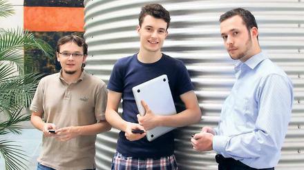 Bürgerbeteiligung. Mit dem App der Potsdamer HPI-Studenten Lukas Niemeier, Jonas Gebhardt und Jannik Streek (v.l.) sollen Bauprojekte bewertet werden.