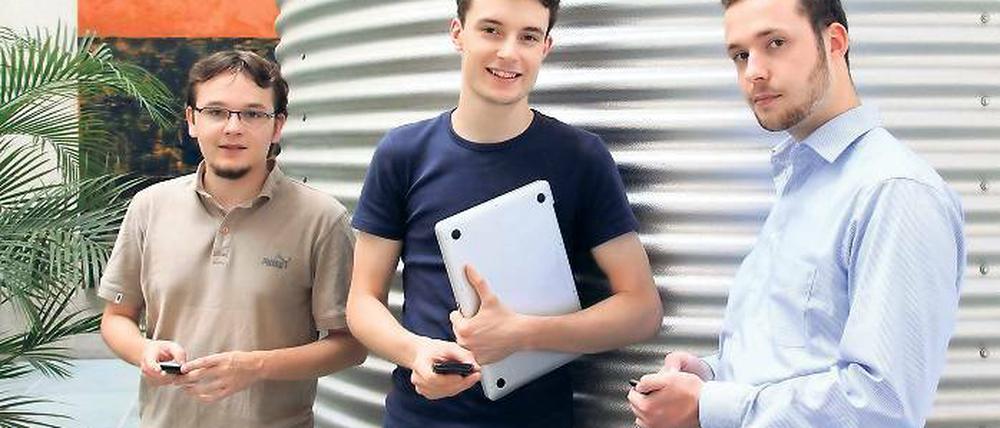 Bürgerbeteiligung. Mit dem App der Potsdamer HPI-Studenten Lukas Niemeier, Jonas Gebhardt und Jannik Streek (v.l.) sollen Bauprojekte bewertet werden.