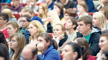 Volles Haus. Der derzeitige Ansturm von Bewerbern an deutschen Hochschulen trifft nun auch Brandenburg. Die Potsdamer Uni ist allerdings auch ohne erhöhte Nachfrage in vielen Bereichen bereits seit Jahren überfüllt.