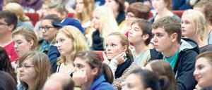 Volles Haus. Der derzeitige Ansturm von Bewerbern an deutschen Hochschulen trifft nun auch Brandenburg. Die Potsdamer Uni ist allerdings auch ohne erhöhte Nachfrage in vielen Bereichen bereits seit Jahren überfüllt.