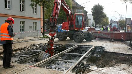 Da hilft nur baggern: Mitarbeiter der Stadtwerke suchten am Mittwoch nach dem gebrochenen Wasserrohr unter der Friedrich-Ebert-Straße.
