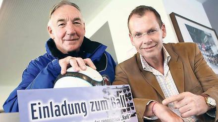 Einladung zum Ball. Turbine-Trainer Bernd Schröder und SVB-Geschäftsführer Klaus Brüggemann (v.l.) laden am Sonntag ab 14 Uhr zum Familienfest in das sanierte Karl-Liebknecht-Stadion ein. Das Stadion wurde seit Mai 2010 für insgesamt 8 Millionen Euro aus dem Konjunkturpaket saniert.