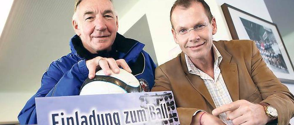Einladung zum Ball. Turbine-Trainer Bernd Schröder und SVB-Geschäftsführer Klaus Brüggemann (v.l.) laden am Sonntag ab 14 Uhr zum Familienfest in das sanierte Karl-Liebknecht-Stadion ein. Das Stadion wurde seit Mai 2010 für insgesamt 8 Millionen Euro aus dem Konjunkturpaket saniert.