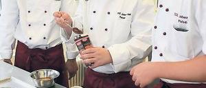 Weg von den Fertiggerichten: Junge Leute bei „KochGut“ am OSZ.