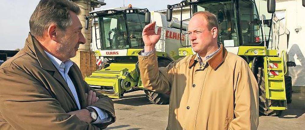 Im Gespräch. Jakobs mit Otten in dessen Betrieb in Uetz (oben, v.l.) und in Neumanns Erntegarten (u. l.). Land unter auf einem Feld in Satzkorn (u. r.).