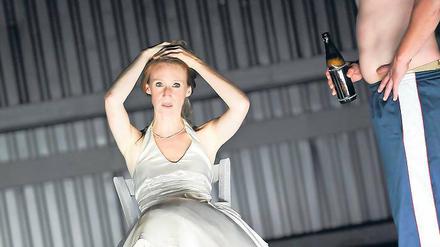 Und das Raubtier lauert schon. Melanie Straub als Blanche und René Schwittay als Stanley in Tennessee Williams’ Drama „Endstation Sehnsucht“.