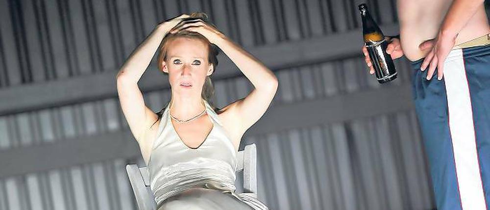 Und das Raubtier lauert schon. Melanie Straub als Blanche und René Schwittay als Stanley in Tennessee Williams’ Drama „Endstation Sehnsucht“.