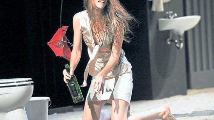 Illusion eines Lebens. Blanche (Melanie Straub) lebt in der Vergangenheit, sie träumt vom ehemaligen Glamour, dem Benimm, den Verehrern. Die Realität erträgt sie nur mit einer Flasche Gin.