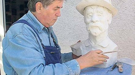 Ein Denkmal mit Augenzwinkern: Lutz Backes hat dem Ackerbürger Herrmann ein Bund Spargel an den Hut gesteckt.