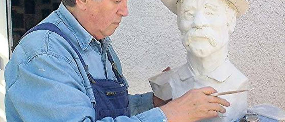Ein Denkmal mit Augenzwinkern: Lutz Backes hat dem Ackerbürger Herrmann ein Bund Spargel an den Hut gesteckt.