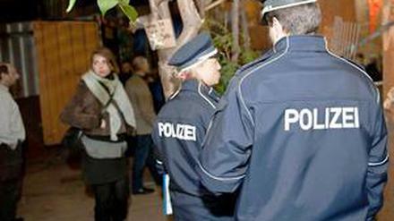 Am Montagmorgen war es soweit: Die Freifläche am Tacheles wurde geräumt. Um sechs Uhr traf die Polizei mit dem Gerichtsvollzieher an der Oranienburger Straße ein.