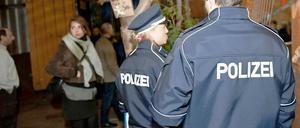 Am Montagmorgen war es soweit: Die Freifläche am Tacheles wurde geräumt. Um sechs Uhr traf die Polizei mit dem Gerichtsvollzieher an der Oranienburger Straße ein.