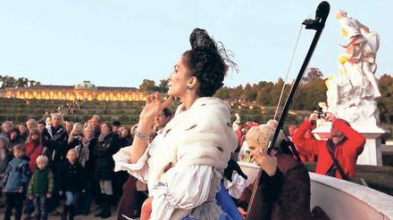 Schon wieder Schlössernacht? Nein, diesmal nicht, obwohl Menschen in Barockkleidern, Musik und illuminierte Schlösser dies nahelegen. „Sanssouci im Lichterglanz“ lockte am Samstag mit einem kleinen, aber feinen Programm Tausende Besucher an.