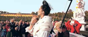 Schon wieder Schlössernacht? Nein, diesmal nicht, obwohl Menschen in Barockkleidern, Musik und illuminierte Schlösser dies nahelegen. „Sanssouci im Lichterglanz“ lockte am Samstag mit einem kleinen, aber feinen Programm Tausende Besucher an.