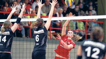 Großgewachsen und international schon erfahren. Lucia Daniela Fresco (r.), hier im Duell am Netz mit Sinsheims Nora Götz, sieht bei sich derzeit noch Leistungsreserven.