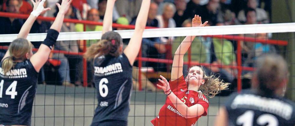 Großgewachsen und international schon erfahren. Lucia Daniela Fresco (r.), hier im Duell am Netz mit Sinsheims Nora Götz, sieht bei sich derzeit noch Leistungsreserven.