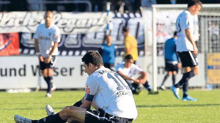 Am Ende am Boden. Fußball-Drittligist SV Babelsberg 03 gab am Samstag daheim gegen Werder Bremen II eine 2:0-Führung in der letzten Viertelstunde noch aus der Hand und verlor 2:3. Nicht nur Dominik Stroh-Engel (vorn) war danach frustriert.