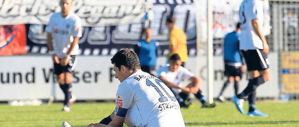 Am Ende am Boden. Fußball-Drittligist SV Babelsberg 03 gab am Samstag daheim gegen Werder Bremen II eine 2:0-Führung in der letzten Viertelstunde noch aus der Hand und verlor 2:3. Nicht nur Dominik Stroh-Engel (vorn) war danach frustriert.
