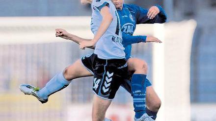 Erlöste Turbine mit ihrem Tor. Jennifer Cramer (rechts), hier im Luftduell mit Bad Neuenahrs Marie Pyko, köpfte Potsdam am gestrigen Sonntag zum knappen Sieg.