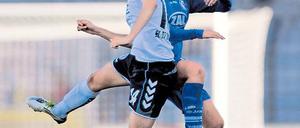 Erlöste Turbine mit ihrem Tor. Jennifer Cramer (rechts), hier im Luftduell mit Bad Neuenahrs Marie Pyko, köpfte Potsdam am gestrigen Sonntag zum knappen Sieg.