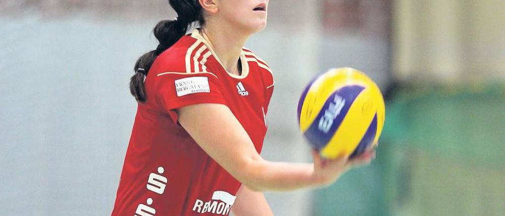 Verantwortungsbewusst. Kapitänin Patricia Grohmann am Aufschlag