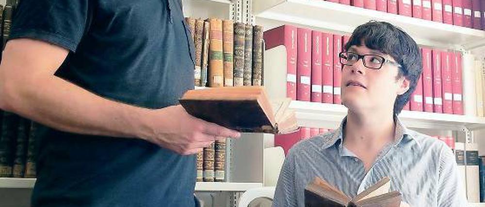 Promotion in Potsdam. Doktorand Nicholas Miller (24) mit seinem Betreuer Professor Iwan-Michelangelo D’Aprile (l.).