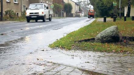 Trübt das Ortsbild: Die holperige Alte Dorfstraße in Plötzin.