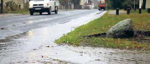 Trübt das Ortsbild: Die holperige Alte Dorfstraße in Plötzin.
