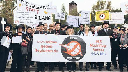 Ganz in schwarz: In Trauerkleidung demonstrierten Fluglärmgegner aus der Region Teltow Anfang September vor der Staatskanzlei in Potsdam. Eine zentrale Forderung war das Nachtflugverbot von 22 bis 6 Uhr.
