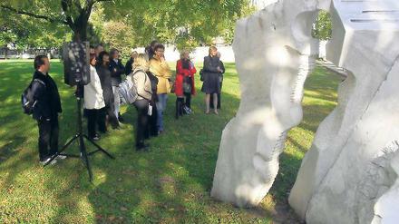 Stein des Anstoßes. Das Denkmal für den unbekannten Deserteur soll gegen Niederschlag und Bewuchs geschützt werden. Gegen Feuchtigkeit von unten soll künftig eine Bodenplatte helfen. Workshopteilnehmer schauten sich die Skulptur auf dem Platz der Einheit gestern aus der Nähe an.