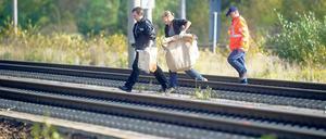 Im Dauereinsatz. Auch am Mittwoch waren mehrere Bahnstrecken in der Stadt gesperrt, damit die Polizei Bandsätze entschärfen und Spuren sichern konnte.
