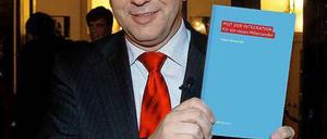 Klaus Wowereit hat jetzt auch ein Buch zur Integration geschrieben. Der Gegenentwurf zu Thilo Sarrazins "Deutschland schafft sich ab" wird nun auf der Buchmesse vorgestellt.