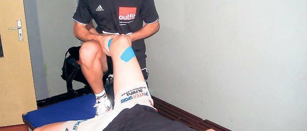 Heilende Hände. Physiotherapeut Maximilian Paul betreute Radprofis bei der Tour de France, bevor er nach Potsdam kam.