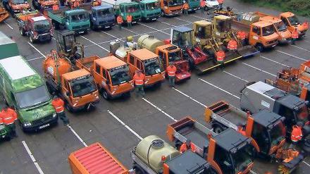 Von 2 auf 42 Fahrzeuge angewachsen: Der Fuhrpark des Kleinmachnower Bauhofes hat sich in den vergangenen 20 Jahren erheblich vergrößert. Demnächst steht eine engere Kooperation mit Teltow an.