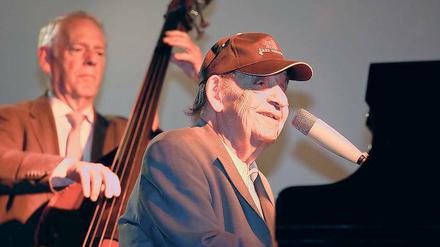 Spiel zwischen Willkommen und Abschied. Der Pianist Paul Kuhn zusammen mit dem Bassisten Charles Todd im Thalia Filmtheater.