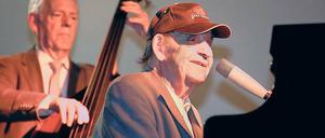 Spiel zwischen Willkommen und Abschied. Der Pianist Paul Kuhn zusammen mit dem Bassisten Charles Todd im Thalia Filmtheater.