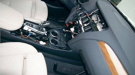 Tägliches Bild für die Ermittler: Die Täter haben es vor allem auf das sogenannte Command-System, in dem Autoradio, Navigationsgerät und Handy-Steuerung vereint sind, abgesehen.