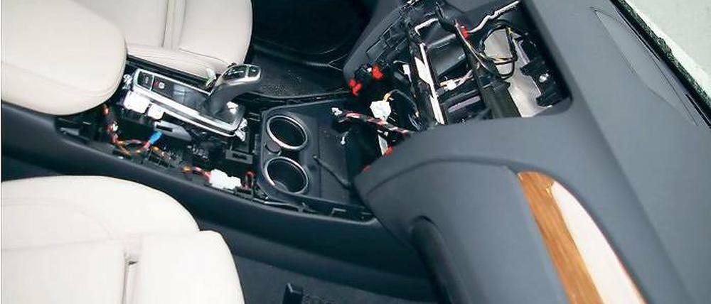 Tägliches Bild für die Ermittler: Die Täter haben es vor allem auf das sogenannte Command-System, in dem Autoradio, Navigationsgerät und Handy-Steuerung vereint sind, abgesehen.