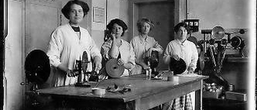 Die Schnittmeisterinnen. Damals hießen sie noch Kleberinnen. Flora Franke ist die Zweite von links.