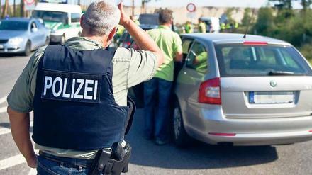 Kontrolle. Polizeibeamte überprüfen verstärkt verdächtige Autos.Archiv-