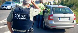 Kontrolle. Polizeibeamte überprüfen verstärkt verdächtige Autos.Archiv-