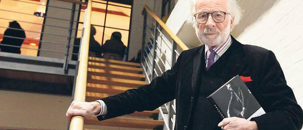 Oben warten sie schon. Fritz J. Raddatz auf dem Weg zu seiner Lesung in der Druckerei Rüss.
