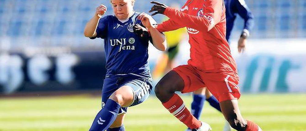 Zurück an alter Wirkungsstätte. Genoveva Anonma (re.) erzielte im Ostderby gegen Jena und gegen ihre alten Kolleginnen drei Tore und ist mit jetzt elf Saisontreffern die beste Angreiferin in der Bundesliga.