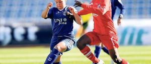 Zurück an alter Wirkungsstätte. Genoveva Anonma (re.) erzielte im Ostderby gegen Jena und gegen ihre alten Kolleginnen drei Tore und ist mit jetzt elf Saisontreffern die beste Angreiferin in der Bundesliga.