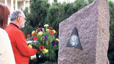 Blumen für die Internationalen Brigaden. Vor dem Treffpunkt Freizeit wurde der Spanienkämpfer gedacht.