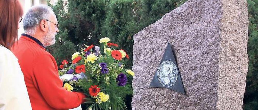 Blumen für die Internationalen Brigaden. Vor dem Treffpunkt Freizeit wurde der Spanienkämpfer gedacht.