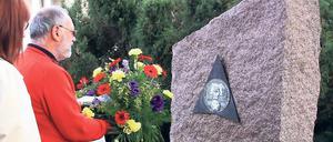 Blumen für die Internationalen Brigaden. Vor dem Treffpunkt Freizeit wurde der Spanienkämpfer gedacht.